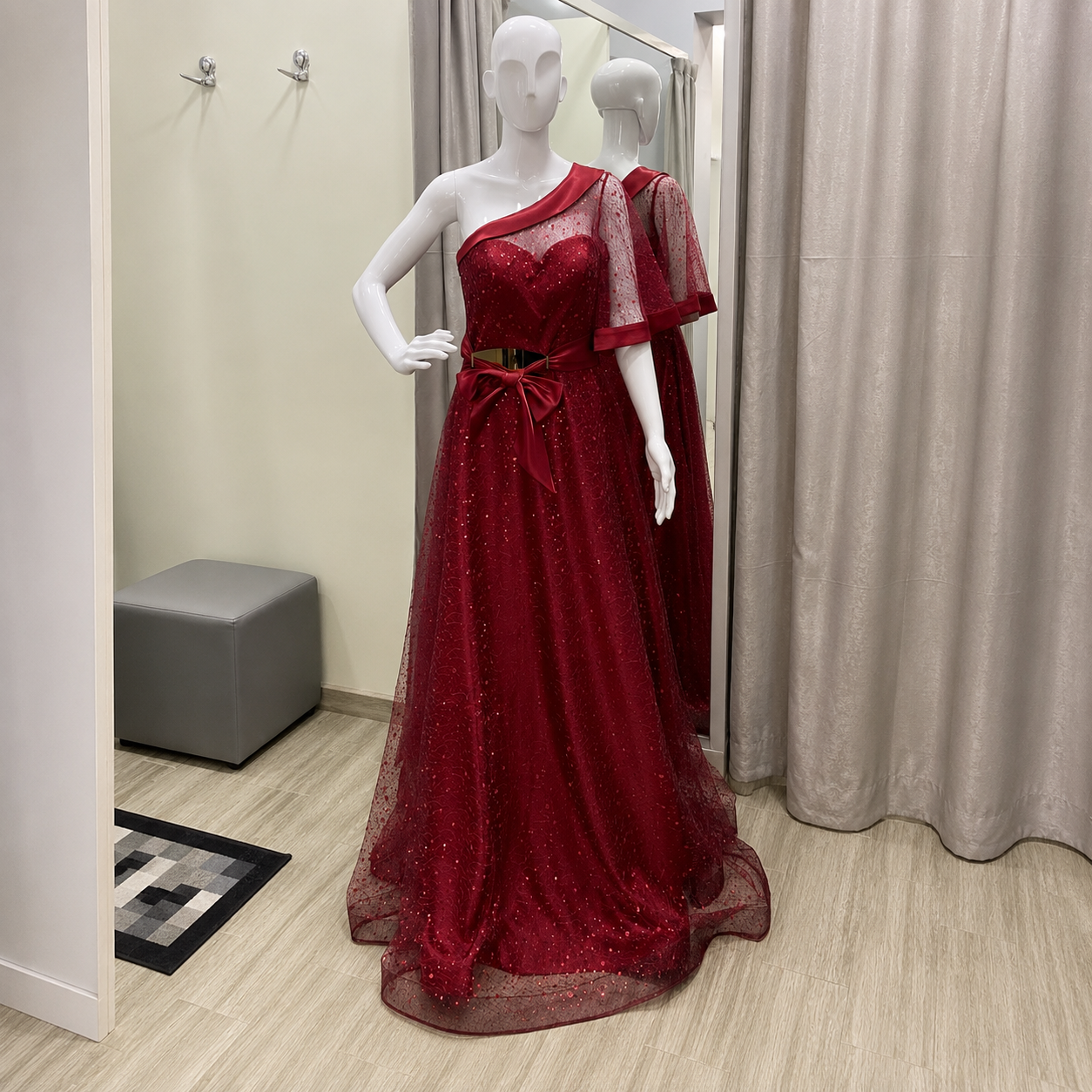 Long burgundy dress with tulle and an asymmetrical sleeve