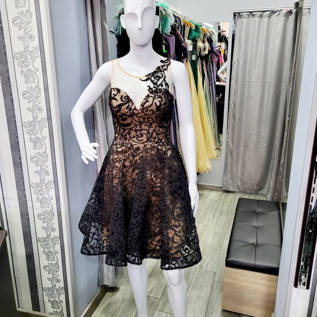 Short formal dress with black lace and a beige base